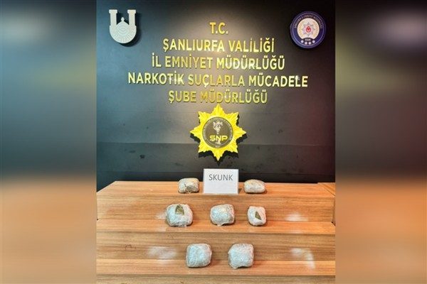 Şanlıurfa İl Emniyet M&uuml;d&uuml;rl&uuml;ğ&uuml; ekiplerince, ger&ccedil;ekleştirilen narkotik operasyonunda, bir ara&ccedil;ta
