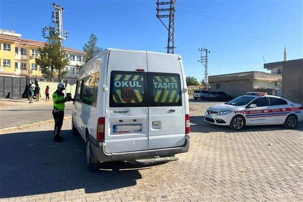 Kent genelinde yapılan denetimlerde ara&ccedil;ların teknik donanımları, s&uuml;r&uuml;c&uuml;lerin belgeleri ve