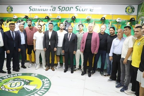 Şanlıurfaspor&rsquo;un kul&uuml;p tarihindeki ilk resmi store mağazası, d&uuml;zenlenen t&ouml;renle taraftarların