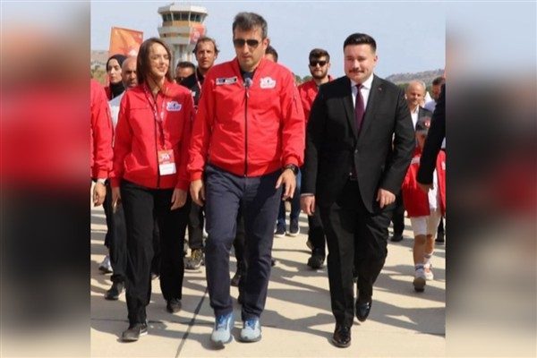 G&ouml;k&ccedil;eada Havalimanı&rsquo;nda d&uuml;zenlenen TEKNOFEST 2025 Savaşan İHA Yarışması devam ediyor.