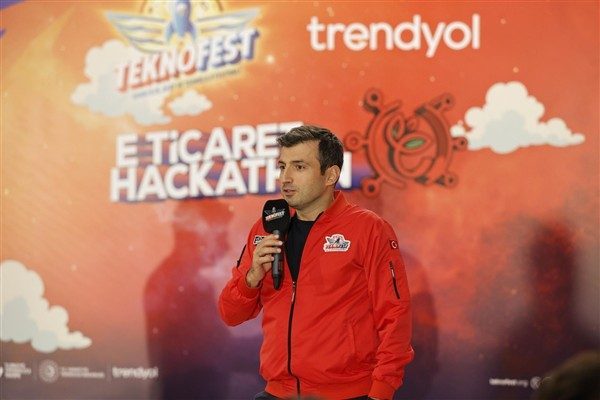 İlk &uuml;&ccedil;e giren takımların &ouml;d&uuml;lleri, TEKNOFEST Y&ouml;netim Kurulu Başkanı ve