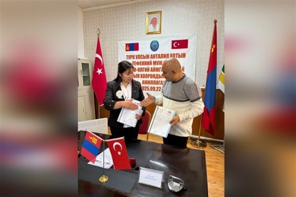Tefenni Belediye Başkanı &Uuml;mit Alag&ouml;z ve Altay Sumi Belediye Başkanı
