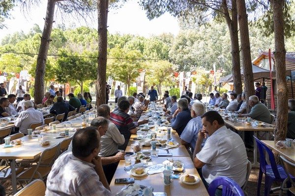 Tarsus Gen&ccedil;lik Kampı&rsquo;nda ger&ccedil;ekleşen etkinlikte, davul-zurna eşliğinde halaylar &ccedil;ekildi. Gezi