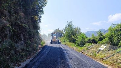 Trabzon B&uuml;y&uuml;kşehir Belediyesi, 18 il&ccedil;ede eş zamanlı olarak asfalt serim
