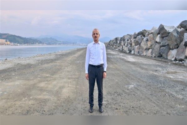 Bor&ccedil;ka-Camili Yolu&rsquo;nda meydana gelen heyelan ile Karşık&ouml;y-Tektaş K&ouml;y&uuml; Yolu&rsquo;nda sel