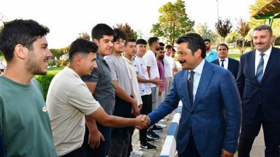Vali Demiry&uuml;rek, daha sonra Neşet Ertaş Amfi Tiyatrosu'nda d&uuml;zenlenen kamp&ccedil;ı