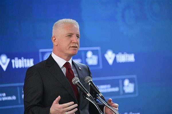 İstanbul Valisi G&uuml;l, Arnavutk&ouml;y Korkmaz Yiğit Anadolu Lisesi inşaatında incelemelerde