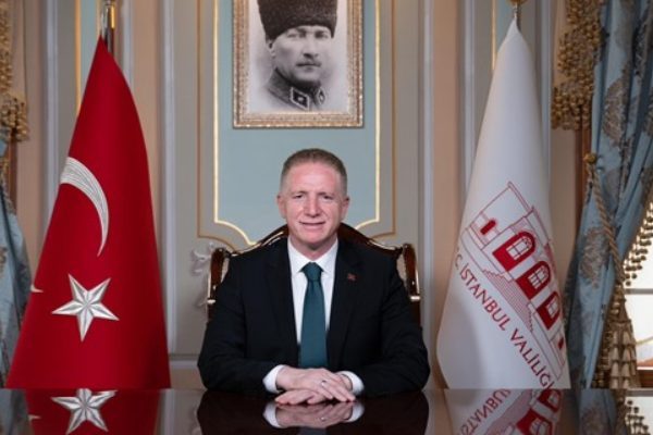 İstanbul Valisi Davut G&uuml;l, s&ouml;z konusu ziyarette şehitlerin aileleri ve