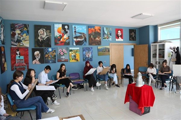 Hacıbekir K&uuml;lt&uuml;r Merkezi&rsquo;nde ger&ccedil;ekleştirilen sınavlarda &ouml;ğrenciler, &ouml;nce teorik testlere ardından