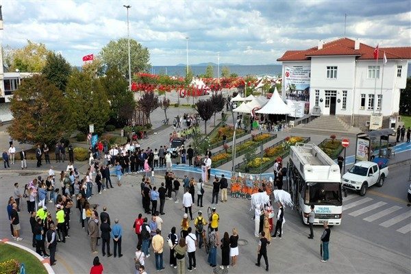 Y&uuml;r&uuml;y&uuml;şe Yalova Belediye Başkanı Mehmet G&uuml;rel, belediye başkan yardımcıları, kamu