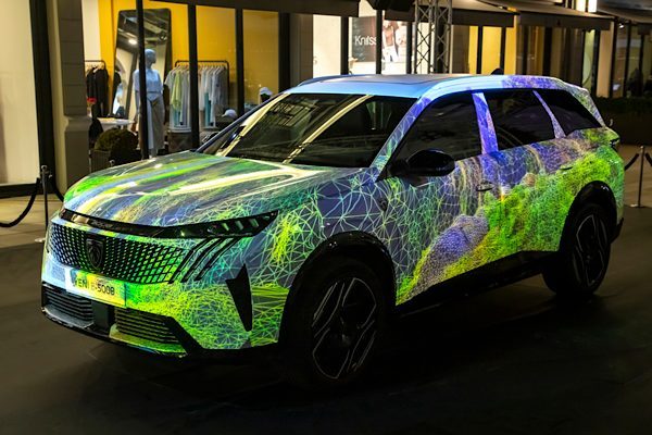Peugeot, yeni elektrikli SUV modeli&nbsp;E-5008&rsquo;i sanat ve teknolojiyle buluşturan &ouml;zel