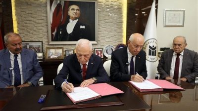 Belediye binasında ger&ccedil;ekleşen imza t&ouml;renine, Yenimahalle Belediye Başkanı Fethi Yaşar,