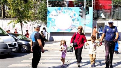 Zabıta ekipleri, sabah saatlerinden itibaren okul b&ouml;lgelerinde g&ouml;rev alarak &ouml;ğrencilerin