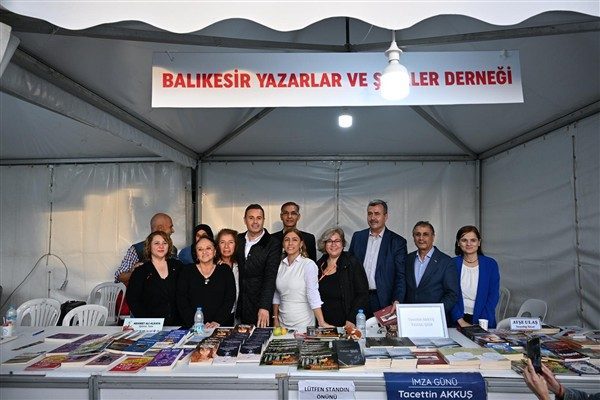 Balıkesir B&uuml;y&uuml;kşehir Belediye Başkanı Ahmet Akın, 10 g&uuml;n boyunca kitapseverleri
