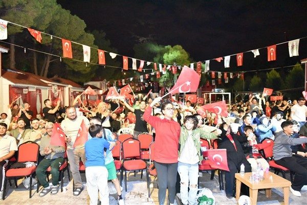 Vatandaşlar, dev ekrandan ma&ccedil;ı izlemek i&ccedil;in Dokumapark&rsquo;a geldi. &nbsp; A