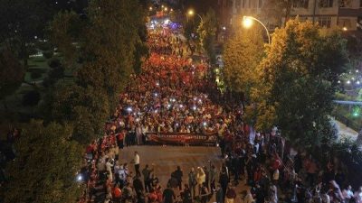 Cumhuriyetin 102. kuruluş yıl d&ouml;n&uuml;m&uuml; kutlamalarında vatandaşlar, Adana B&uuml;y&uuml;kşehir Belediyesi