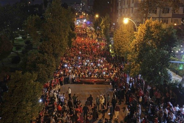 Cumhuriyetin 102. kuruluş yıl d&ouml;n&uuml;m&uuml; kutlamalarında vatandaşlar, Adana B&uuml;y&uuml;kşehir Belediyesi