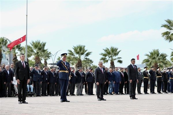 Aliağa&rsquo;da 29 Ekim Cumhuriyet Bayramı kutlamaları Cumhuriyet Meydanı&rsquo;ndaki Atat&uuml;rk Anıtına