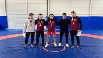 Aliağa Belediyesi Spor Okulları b&uuml;nyesindeki g&uuml;reş kurslarında eğitim g&ouml;ren gen&ccedil;