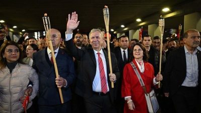Kutlamaların başladığı Zafer Meydanı&rsquo;nda d&uuml;zenlenen t&ouml;rende, ABB Başkanı Mansur Yavaş&rsquo;ın