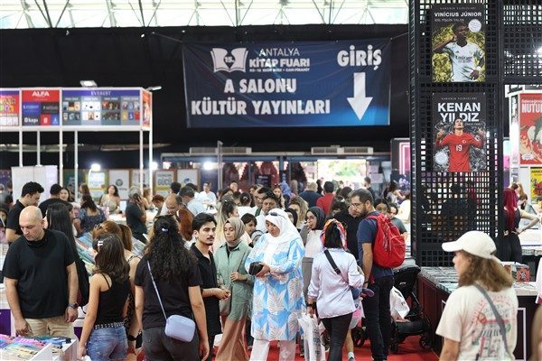 Fuarın ikinci g&uuml;n&uuml;nde İsmail K&uuml;&ccedil;&uuml;kkaya, Mustafa Balbay, Saygı &Ouml;zt&uuml;rk, Fatih