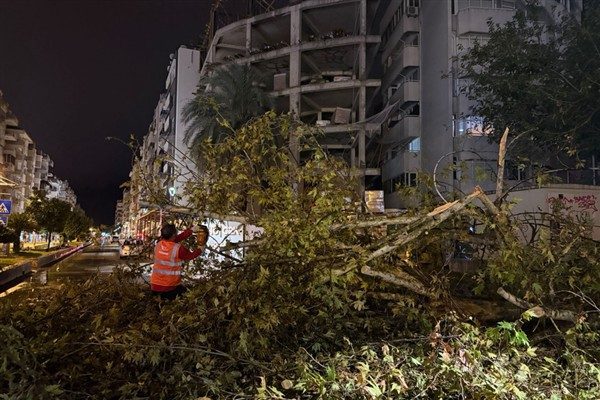 Kent merkezinde etkili olan yoğun yağışla birlikte harekete ge&ccedil;en Antalya