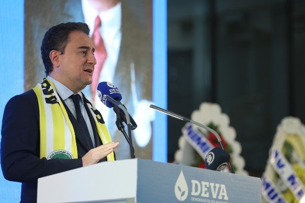 Milletvekillerini karşılamaya giden Babacan &ldquo;&Ccedil;ok ş&uuml;k&uuml;r, sağ salim T&uuml;rkiye&rsquo;ye d&ouml;n&uuml;p