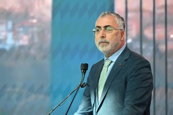 &Ccedil;alışma ve Sosyal G&uuml;venlik Bakanı Vedat Işıkhan, Ukrayna Milli G&uuml;n&uuml;