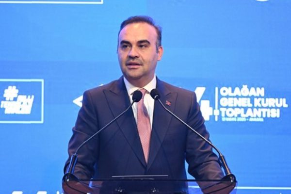 Sanayi ve Teknoloji Bakanı Mehmet Fatih Kacır, TBMM'de milletvekilleriyle bir