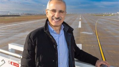 Ulaştırma ve Altyapı Bakanı Abdulkadir Uraloğlu, Hakkari Valisi Ali &Ccedil;elik,