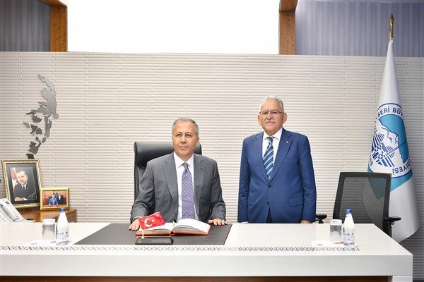 Bir dizi programa katılmak &uuml;zere Kayseri&rsquo;ye gelen İ&ccedil;işleri Bakanı Ali