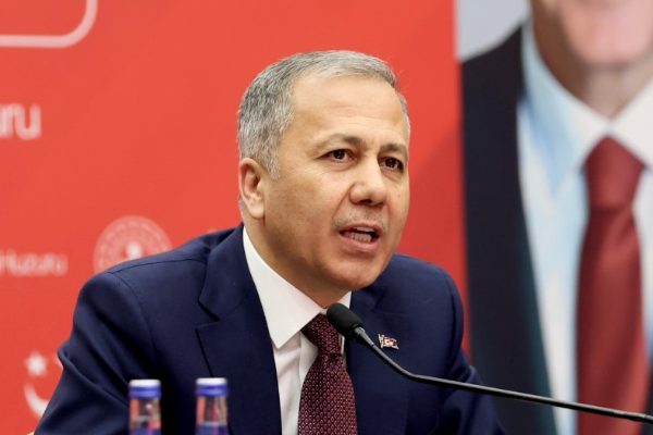 İ&ccedil;işleri Bakanı Ali Yerlikaya, a&ccedil;ıklamasında&nbsp;Diyarbakır Anneleriyle bir araya geldiklerini belirtti.&nbsp;