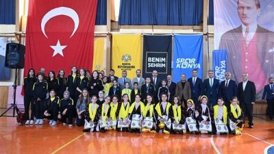 Beyşehir Gen&ccedil;lik Merkezi&rsquo;nde d&uuml;zenlenen programda konuşan Başkan Altay, gen&ccedil;lere spor