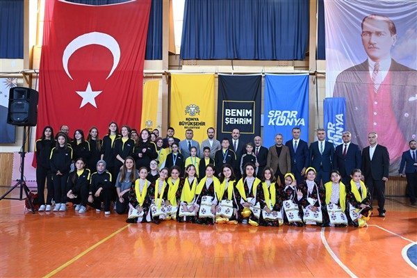 Beyşehir Gen&ccedil;lik Merkezi&rsquo;nde d&uuml;zenlenen programda konuşan Başkan Altay, gen&ccedil;lere spor