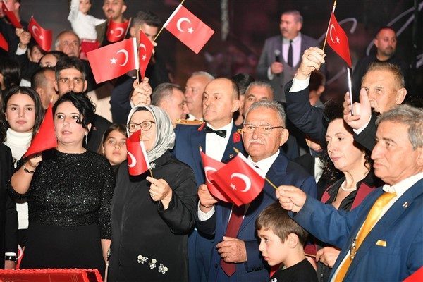 Resepsiyonda katılımcılara hitap eden Kayseri Valisi G&ouml;kmen &Ccedil;i&ccedil;ek, Cumhuriyetin 102&rsquo;nci