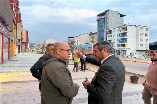Karab&uuml;k Belediye Başkanı &Ouml;zkan &Ccedil;etinkaya, &ccedil;alışmalar kapsamında Karab&uuml;k genelinde 20