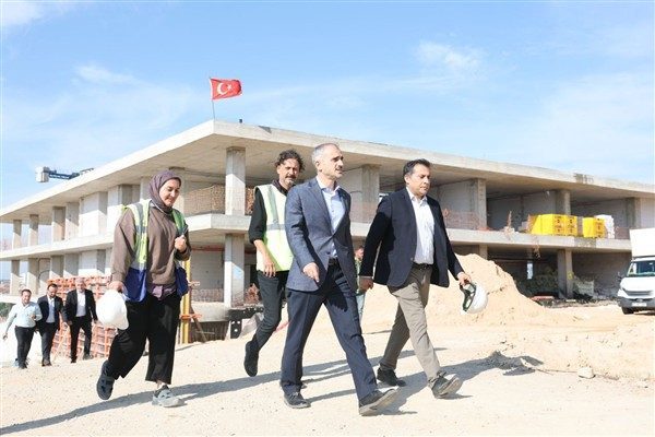 &Ccedil;ayırova Spor Lisesi&rsquo;nin inşaatı devam ediyor. &Ccedil;ayırova Belediye Başkanı B&uuml;nyamin