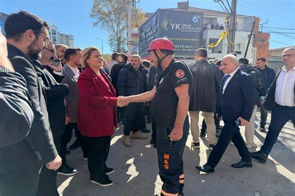 Gebze&rsquo;de meydana gelen 7 katlı bina &ccedil;&ouml;kmesi sonrası İzmit Belediye