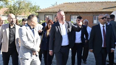Karacabey Belediye Başkanı&nbsp;Fatih Karabatı, Bakırk&ouml;y Mahallesi&rsquo;nde saha &ccedil;alışmaları kapsamında ziyaretlerde