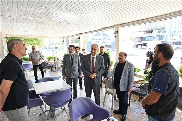 Yolda karşılaştığı vatandaşlarla ayak&uuml;st&uuml; sohbet eden Başkan Kocag&ouml;z, okul &ccedil;ıkışında