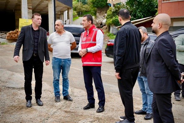 Giresun Belediye Başkanı Fuat K&ouml;se, belediye ekiplerinin kent genelinde y&uuml;r&uuml;tt&uuml;ğ&uuml;