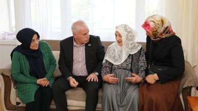 Bayburt Belediye Başkanı Mete Memiş, vatandaşlarla samimi sohbetler ederek taleplerini