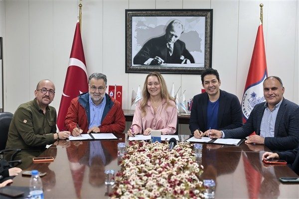 Protokole Konak Belediye Başkanı Nil&uuml;fer &Ccedil;ınarlı Mutlu&rsquo;yla birlikte İhtiya&ccedil; Haritası
