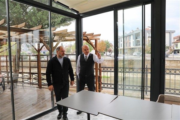 D&uuml;zce Belediye Başkanı Faruk &Ouml;zl&uuml;, şehir merkezinde yapımı devam eden