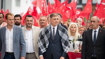 İzmir B&uuml;y&uuml;kşehir Belediyesi&rsquo;nin Cumhuriyet Bayramı&rsquo;nın 102&rsquo;nci yılı nedeniyle kentin her