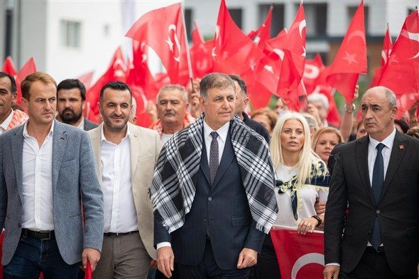 İzmir B&uuml;y&uuml;kşehir Belediyesi&rsquo;nin Cumhuriyet Bayramı&rsquo;nın 102&rsquo;nci yılı nedeniyle kentin her