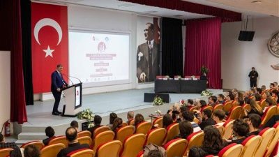 Hekim Hacı Paşa Konferans Salonu'nda d&uuml;zenlenen kongreye eğitim camiasından &ccedil;ok