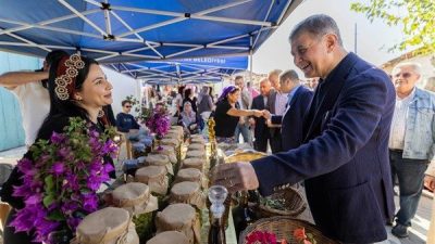 Festival alanında kurulan stantları tek tek gezen Başkan Tugay, y&ouml;resel