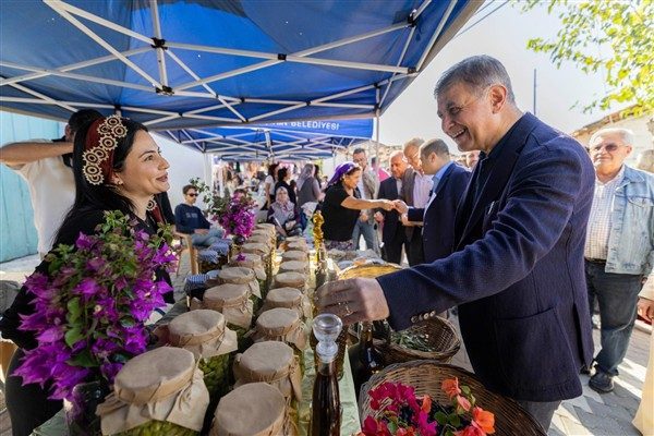 Festival alanında kurulan stantları tek tek gezen Başkan Tugay, y&ouml;resel