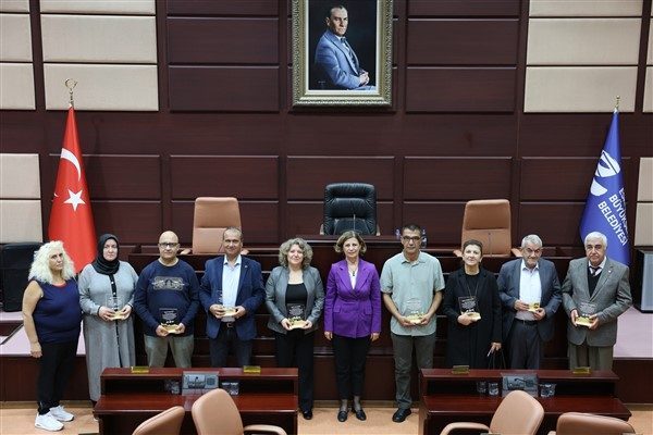 Eskişehir B&uuml;y&uuml;kşehir Belediyesi Meclis Salonu&rsquo;nda ger&ccedil;ekleşen t&ouml;rende, emekli personellere &ccedil;alışmaları